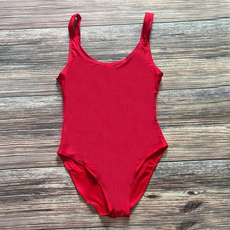 Monokini élégant avec design sophistiqué, parfait pour une journée à la plage ou au bord de la piscine.