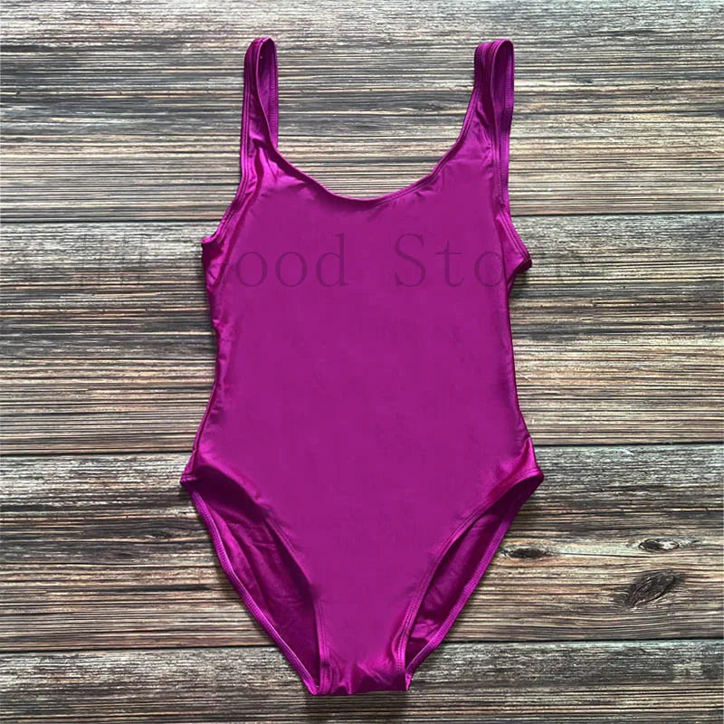 Monokini élégant avec design sophistiqué, parfait pour une journée à la plage ou au bord de la piscine.