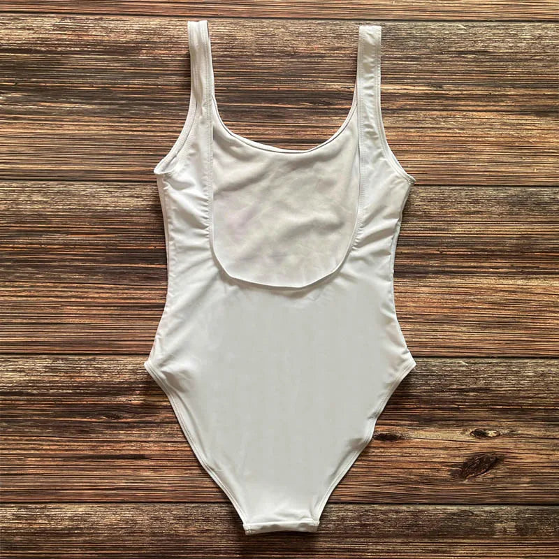 Monokini élégant avec design sophistiqué, parfait pour une journée à la plage ou au bord de la piscine.