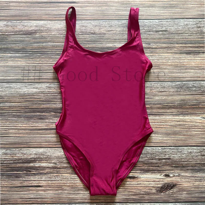 Monokini élégant avec design sophistiqué, parfait pour une journée à la plage ou au bord de la piscine.
