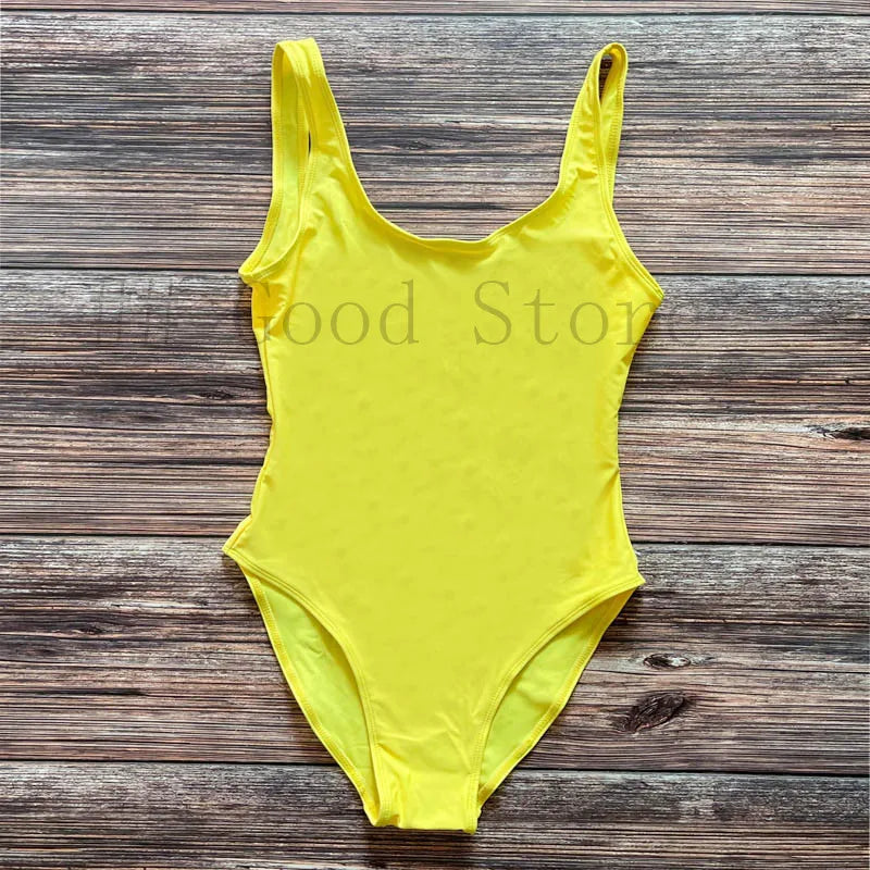 Monokini élégant avec design sophistiqué, parfait pour une journée à la plage ou au bord de la piscine.