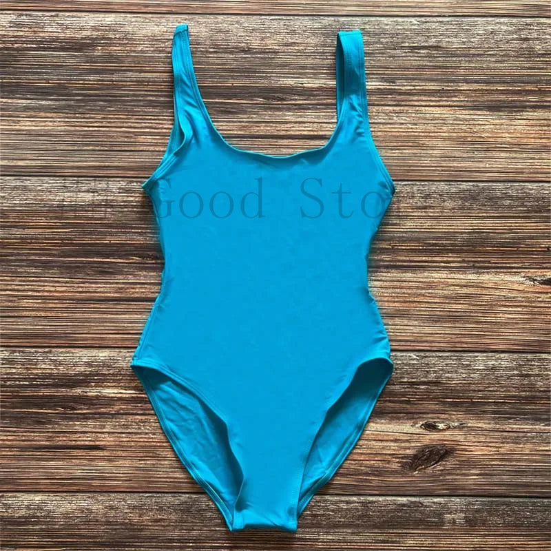 Monokini élégant avec design sophistiqué, parfait pour une journée à la plage ou au bord de la piscine.