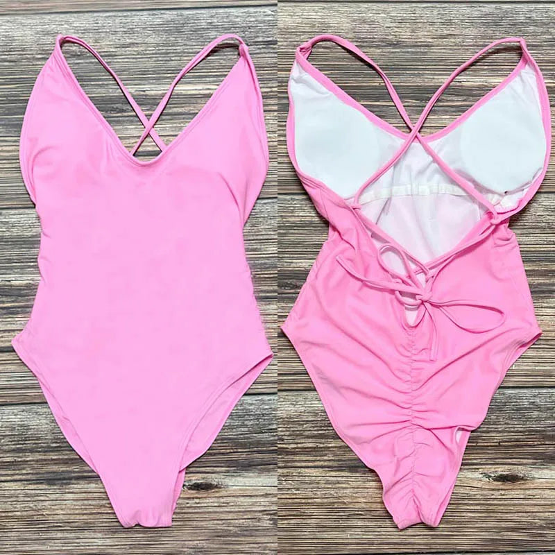 Monokini élégant avec design sophistiqué, parfait pour une journée à la plage ou au bord de la piscine.