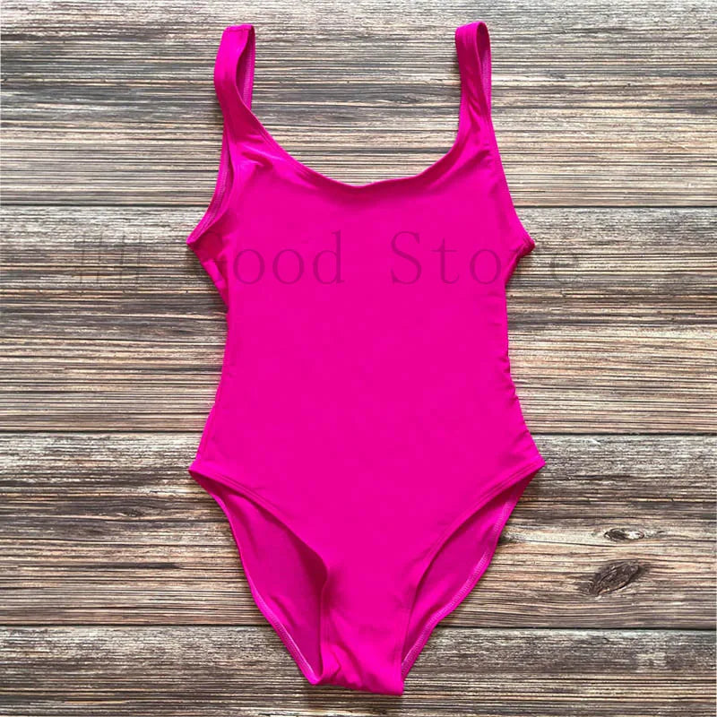 Monokini élégant avec design sophistiqué, parfait pour une journée à la plage ou au bord de la piscine.