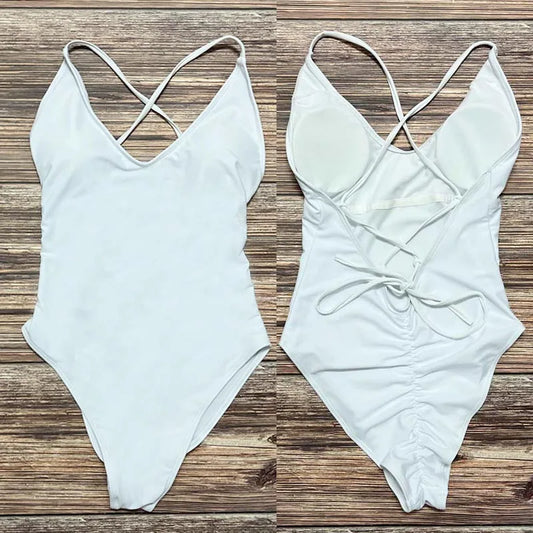 Monokini élégant avec design sophistiqué, parfait pour une journée à la plage ou au bord de la piscine.